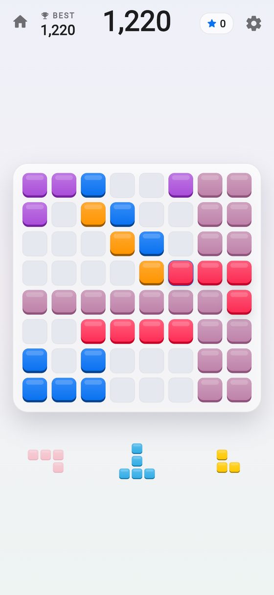 A game in progress: a piece dragged onto the 8×8 board lights up the lines it will clear.